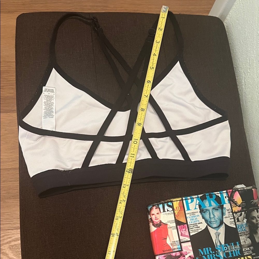 #1301**Nike Women's Black and White Cross-Back Sports Bra - Picture 4 of 5